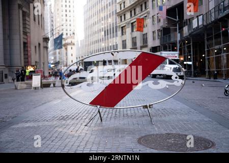 New York, New York, États-Unis. 1 septembre 2023. Un panneau interdit aux voitures sur une place piétonne sur Broad Street pour protéger Wall Street et la Bourse de New York contre les voitures piégées ou les attaques terroristes. Après 9/11 (image de crédit : © Taidgh Barron/ZUMA Press Wire) USAGE ÉDITORIAL SEULEMENT! Non destiné à UN USAGE commercial ! Banque D'Images