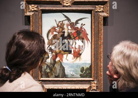 (171113) -- NEW YORK, 13 novembre 2017 -- les visiteurs voient l'œuvre de Michelangelo Torment of Saint Antoine lors de l'exposition Michelangelo : Devine Draftman and Designer qui s'est tenue au Metropolitan Museum of Art de New York, aux États-Unis, le 13 novembre 2017. L'exposition, qui dure du 13 novembre 2017 au 12 février 2018, présente une gamme étonnante et un nombre d'œuvres de Michelangelo Buonarroti: 133 de ses dessins, trois de ses sculptures en marbre, sa première peinture, son modèle architectural en bois pour une voûte de chapelle, ainsi qu'un corpus substantiel d'œuvres complémentaires par d'autres artistes pour c. Banque D'Images