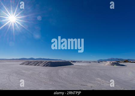 800 km carrés désert de sel Salinas grandes, poêle à sel, mines de sel, montagnes de sel, plaine, montagnes, lithium, matière première, précieux, métal léger, sodium Banque D'Images