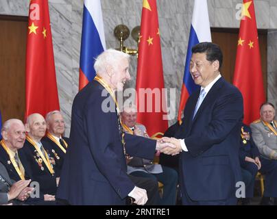 (171116) -- PÉKIN, 16 novembre 2017 () -- Xi Jinping serre la main d'un vétéran russe à Moscou, Russie, le 8 mai 2015. Xi a rencontré 18 représentants de vétérans russes qui ont combattu sans scrupule sur le champ de bataille dans le nord-est de la Chine pendant la guerre anti-japonaise et la Grande Guerre patriotique russe à Moscou, en mai 8. En remettant un prix à un vétéran russe, Xi a vu la difficulté que le vieux soldat avait à se déplacer et a dit immédiatement, laissez-moi venir vers vous. Vous pouvez y rester. (/Zhang Duo) pour correspondre à profil : Xi Jinping et son époque CHINE-PROFIL : XI JINPING ET SON ère (CN) Xinhua PUBLICATIONxNOTx Banque D'Images