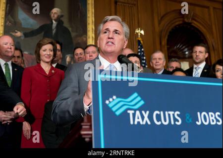 (171117) -- WASHINGTON, le 17 novembre 2017 -- Kevin McCarthy, chef de la majorité à la Chambre des communes des États-Unis, prononce une conférence de presse après que la Chambre ait adopté un plan de réduction des impôts sur la colline du Capitole à Washington D.C. le 16 novembre 2017. La Chambre des États-Unis a approuvé jeudi sa version du plan de réduction des impôts dans un vote en ligne de parti et a livré une réalisation législative majeure. ) gj) U.S.-WASHINGTON D.C.-HOUSE TingxShen PUBLICATIONxNOTxINxCHN Banque D'Images