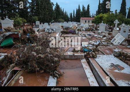 (171117) -- ATHÈNES, 17 novembre 2017 -- la photo prise le 16 novembre 2017 montre un cimetière endommagé après les inondations soudaines à Mandra, en Grèce. La forte averse torrentielle qui a transformé les routes en rivières boueuses dans les municipalités de Mandra, Nea Peramos et Megara, à environ 20 kilomètres à l'ouest de la capitale grecque, a coûté la vie à 16 personnes, selon le dernier décompte officiel. )(swt) GRÈCE-ATHÈNES-INONDATION LefterisxPartsalis PUBLICATIONxNOTxINxCHN Banque D'Images