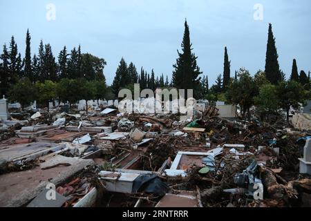 (171117) -- ATHÈNES, 17 novembre 2017 -- la photo prise le 16 novembre 2017 montre un cimetière endommagé après les inondations soudaines à Mandra, en Grèce. La forte averse torrentielle qui a transformé les routes en rivières boueuses dans les municipalités de Mandra, Nea Peramos et Megara, à environ 20 kilomètres à l'ouest de la capitale grecque, a coûté la vie à 16 personnes, selon le dernier décompte officiel. )(swt) GRÈCE-ATHÈNES-INONDATION LefterisxPartsalis PUBLICATIONxNOTxINxCHN Banque D'Images