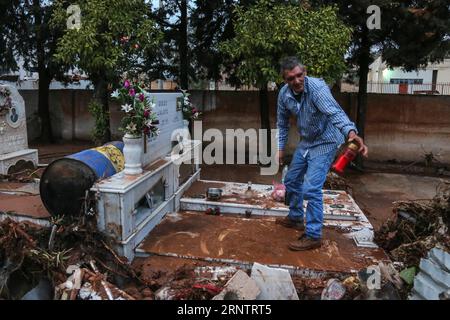 (171117) -- ATHÈNES, 17 novembre 2017 -- Un homme nettoie une tombe dans un cimetière endommagé après les inondations soudaines à Mandra, en Grèce, le 16 novembre 2017. La forte averse torrentielle qui a transformé les routes en rivières boueuses dans les municipalités de Mandra, Nea Peramos et Megara, à environ 20 kilomètres à l'ouest de la capitale grecque, a coûté la vie à 16 personnes, selon le dernier décompte officiel. )(swt) GRÈCE-ATHÈNES-INONDATION LefterisxPartsalis PUBLICATIONxNOTxINxCHN Banque D'Images