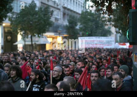 (171117) -- ATHÈNES, le 17 novembre 2017 -- des gens prennent part à une manifestation marquant le 44e anniversaire du soulèvement étudiant contre la junte militaire de sept ans à Athènes, en Grèce, le 17 novembre 2017. Des milliers de citoyens grecs ont défilé vendredi dans le centre de la capitale grecque pour marquer le 44e anniversaire du soulèvement étudiant contre la junte militaire de sept ans qui a conduit à la restauration de la démocratie dans le pays. GRÈCE-ATHÈNES-SOULÈVEMENT ÉTUDIANT-ANNIVERSAIRE-MANIFESTATION MARIOSXLOLOS PUBLICATIONXNOTXINXCHN Banque D'Images