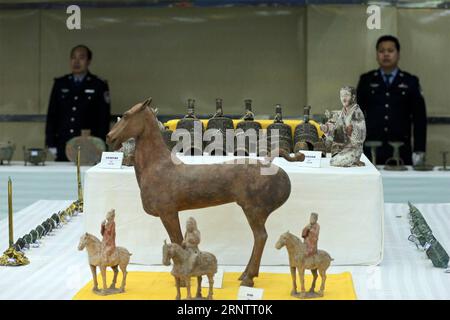 (171117) -- XI AN, 17 novembre 2017 -- des policiers montrent des reliques culturelles récupérées dans la ville de Xianyang, province du Shaanxi au nord-ouest de la Chine, 17 novembre 2017. La police chinoise a arrêté 91 suspects pilleurs de tombes et passeurs d'antiquités, et récupéré plus de 1 100 reliques culturelles, a annoncé vendredi le ministère de la sécurité publique. (Zhs) CHINA-SHAANXI-RELICS-RETRIEVE (CN) ChenxLukun PUBLICATIONxNOTxINxCHN Banque D'Images