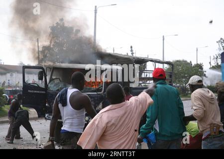 (171117) -- NAIROBI, le 17 novembre 2017 -- des partisans de Raila Odinga, leader de la Super Alliance nationale kenyane (NASA), brûlent un véhicule de police à Nairobi, capitale du Kenya, le 17 novembre 2017. Plusieurs personnes ont été tuées alors que le chaos secouait Nairobi au Kenya vendredi, alors que la police s'affrontait avec les partisans de la National Super Alliance (NASA) de l'opposition, qui accueillaient chez eux leur chef Raila Odinga. o) KENYA-NAIROBI-LEADER DE L'OPPOSITION-RETOUR-CHAOS CharlesxOnyang PUBLICATIONxNOTxINxCHN Banque D'Images