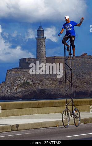 (171119) -- PÉKIN, le 19 novembre 2017 -- Felix Guirola monte sur son vélo géant à la Havane, Cuba, le 11 novembre 2017. Felix Guirola n’a pas peur des hauteurs car il parcourt les rues de la Havane sur un vélo unique de 4 mètres. Guirola a remodelé plusieurs vélos depuis août 1981, date à laquelle il pédalait sur un vélo de 2 mètres lors de carnavals dans la ville centrale de Cuba de Ciego de Avila, où il est né il y a 52 ans. Guirola affirme que de 1987 à 2004, il a détenu le record du monde du vélo le plus haut, mais que seuls ses voisins de Ciego de Avila connaissaient ses réalisations. XINHUA PHOTO CHOIX HEBDOMADAIRES JOAQUINXHERNAN Banque D'Images
