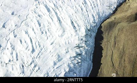 (171119) -- URUMQI, 19 novembre 2017 -- la photo prise le 13 novembre 2017 montre le glacier sur le mont Muztagata sur le plateau du Pamirs, dans la région autonome ouïgoure du Xinjiang, au nord-ouest de la Chine. Le plateau du Pamir était autrefois un passage occupé utilisé par les commerçants voyageant le long de l'ancienne route de la soie. )(wsw) PLATEAU CHINE-XINJIANG-PAMIRS (CN) HuxHuhu PUBLICATIONxNOTxINxCHN Banque D'Images