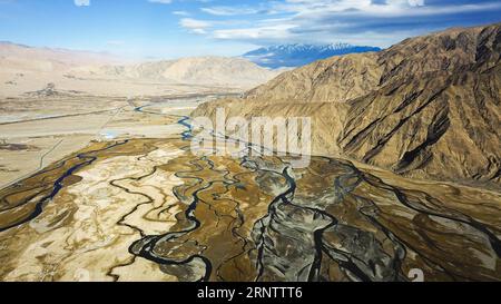 (171119) -- URUMQI, 19 novembre 2017 -- une photo prise le 10 novembre 2017 montre un parc national de zones humides dans le comté autonome tadjik de Taxkorgan, dans la région autonome ouïgour du Xinjiang, au nord-ouest de la Chine. Le plateau du Pamir était autrefois un passage occupé utilisé par les commerçants voyageant le long de l'ancienne route de la soie. )(wsw) PLATEAU CHINE-XINJIANG-PAMIRS (CN) HuxHuhu PUBLICATIONxNOTxINxCHN Banque D'Images