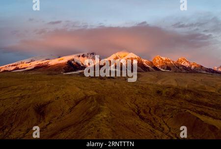 (171119) -- URUMQI, 19 novembre 2017 -- la photo prise le 9 novembre 2017 montre le mont Muztagata pendant le coucher du soleil sur le plateau du Pamir, dans la région autonome ouïgoure du Xinjiang du nord-ouest de la Chine. Le plateau du Pamir était autrefois un passage occupé utilisé par les commerçants voyageant le long de l'ancienne route de la soie. )(wsw) PLATEAU CHINE-XINJIANG-PAMIRS (CN) JiangxWenyao PUBLICATIONxNOTxINxCHN Banque D'Images