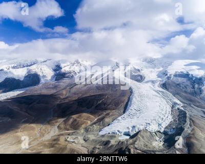 (171119) -- URUMQI, 19 novembre 2017 -- une photo aérienne prise le 13 novembre 2017 montre le glacier sur le mont Muztagata sur le plateau du Pamirs, dans la région autonome ouïgoure du Xinjiang, au nord-ouest de la Chine. Le plateau du Pamir était autrefois un passage occupé utilisé par les commerçants voyageant le long de l'ancienne route de la soie. )(wsw) PLATEAU CHINE-XINJIANG-PAMIRS (CN) ShenxBohan PUBLICATIONxNOTxINxCHN Banque D'Images