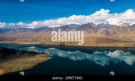 (171119) -- URUMQI, 19 novembre 2017 -- la photo prise le 13 novembre 2017 montre le lac Baisha dans le comté d'Akto, dans la région autonome ouïgoure du Xinjiang, au nord-ouest de la Chine. Le plateau du Pamir était autrefois un passage occupé utilisé par les commerçants voyageant le long de l'ancienne route de la soie. )(wsw) PLATEAU CHINE-XINJIANG-PAMIRS (CN) JiangxWenyao PUBLICATIONxNOTxINxCHN Banque D'Images