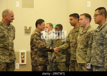 (171120) -- SEASIDE, le 20 novembre 2017 -- Zhang Jian (2e L), commandant de l'armée du Commandement du théâtre sud de l'Armée populaire de libération chinoise (APL), serre la main d'un soldat américain au camp Rilea, en bord de mer de l'Oregon, aux États-Unis, le 19 novembre 2017. Les armées chinoise et américaine ont mis fin à leur 13e année Chine-États-Unis Disaster Management Exchange Table Top Exchange (TTE) et formation pratique sur le terrain dimanche à Portland, Oregon, sur la côte ouest des États-Unis. Yin Hang) (zcc) US-SEASIDE-CHINA-TRAINING-END YinxBogu PUBLICATIONxNOTxINxCHN Banque D'Images