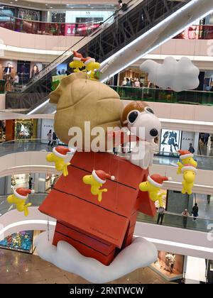 (171120) -- HONG KONG, 20 novembre 2017 -- la photo prise le 20 novembre 2017 montre une installation de Snoopy à Times Square à Hong Kong, Chine méridionale, le 20 novembre 2017. Une exposition Snoopy aura lieu ici du 21 novembre au 26 décembre. )(mcg) CHINA-HONG KONG-SNOOPY EXHIBITION (CN) LiuxYun PUBLICATIONxNOTxINxCHN Banque D'Images