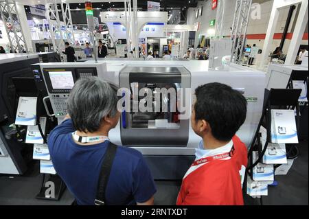 (171122) -- BANGKOK, 22 novembre 2017 -- Un visiteur (L) apprend l'existence d'une machine de découpe de métaux au salon METALEX 2017 à Bangkok, Thaïlande, le 22 novembre 2017. METALEX 2017, l'un des plus grands salons de machines-outils et de travail des métaux dans la région de l'ASEAN, a ouvert ses portes mercredi au Bangkok International Trade & Exhibition Centre. (zf) THAILAND-BANGKOK-INDUSTRY-METALEX 2017-EXHIBITION RachenxSageamsak PUBLICATIONxNOTxINxCHN Banque D'Images