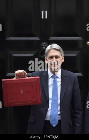 (171122) -- LONDRES, 22 novembre 2017 -- le chancelier de l'Échiquier britannique Philip Hammond tient la boîte budgétaire alors qu'il quitte le 11 Downing Street pour remettre son budget au Parlement à Londres, en Grande-Bretagne, le 22 novembre 2017. Hammond a dévoilé mercredi le budget principal pour l'année à venir dans un contexte d'incertitude liée au Brexit et de croissance économique modérée. BRITAIN-LONDON-EXCHEQUER-CHANCELLOR-BUDGET-DÉVOILEMENT STEPHENXCHUNG PUBLICATIONXNOTXINXCHN Banque D'Images