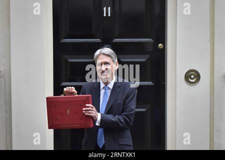 (171122) -- LONDRES, 22 novembre 2017 -- le chancelier de l'Échiquier britannique Philip Hammond tient la boîte budgétaire alors qu'il quitte le 11 Downing Street pour remettre son budget au Parlement à Londres, en Grande-Bretagne, le 22 novembre 2017. Hammond a dévoilé mercredi le budget principal pour l'année à venir dans un contexte d'incertitude liée au Brexit et de croissance économique modérée. BRITAIN-LONDON-EXCHEQUER-CHANCELLOR-BUDGET-DÉVOILEMENT STEPHENXCHUNG PUBLICATIONXNOTXINXCHN Banque D'Images