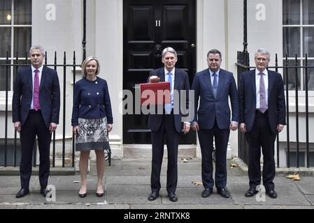 (171122) -- LONDRES, le 22 novembre 2017 -- le chancelier de l'Échiquier britannique Philip Hammond (C), accompagné de membres du personnel, pose pour des photos avant de quitter le 11 Downing Street pour remettre le budget au Parlement à Londres, en Grande-Bretagne, le 22 novembre 2017. Hammond a dévoilé mercredi le budget principal pour l'année à venir dans un contexte d'incertitude liée au Brexit et de croissance économique modérée. BRITAIN-LONDON-EXCHEQUER-CHANCELLOR-BUDGET-DÉVOILEMENT STEPHENXCHUNG PUBLICATIONXNOTXINXCHN Banque D'Images