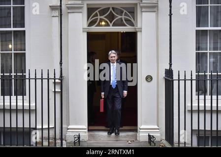 (171122) -- LONDRES, le 22 novembre 2017 -- le chancelier de l'Échiquier britannique Philip Hammond quitte le 11 Downing Street pour remettre son budget au Parlement à Londres, en Grande-Bretagne, le 22 novembre 2017. Hammond a dévoilé mercredi le budget principal pour l'année à venir dans un contexte d'incertitude liée au Brexit et de croissance économique modérée. BRITAIN-LONDON-EXCHEQUER-CHANCELLOR-BUDGET-DÉVOILEMENT STEPHENXCHUNG PUBLICATIONXNOTXINXCHN Banque D'Images