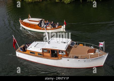 River Thames, Staines, Surrey, Angleterre, Royaume-Uni, 2 septembre 2023. La 28e croisière annuelle des anciens combattants a eu lieu au cours de la fin de semaine. L'événement est organisé par l'Association des petits navires de Dunkerque (ADLS), et accueille certains des derniers vétérans de l'opération Dynamo, les vétérans de Normandie, les retraités de Chelsea, les prisonniers de guerre d'extrême-Orient, les dames qui ont servi dans les WRENS pendant la Seconde Guerre mondiale et les vétérans des forces côtières. La flotte part de Penton Hook Marina à Chertsey, navigue vers Staines-upon-Thames, fait demi-tour et repart. Photo : le Naiad errant et le Douglas Banque D'Images