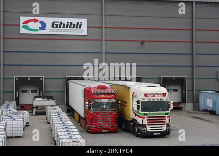 (171124) -- BUDAPEST, le 24 novembre 2017 -- des camions attendent leur chargement dans le parc logistique de Ghibli dans le port de Csepel, à Budapest, Hongrie, le 10 novembre 2017. Un pôle commercial établi par une entreprise chinoise en Hongrie a agi comme un intermédiaire entre les entreprises chinoises et européennes, et est sur le point de faciliter davantage la coopération commerciale bilatérale alors que l'Initiative ceinture et route continue de se dérouler, a déclaré le PDG de l'entreprise. (lx) TO GO WITH XINHUA STORY : Interview : la plateforme commerciale chinoise en Hongrie facilite la coopération avec les entreprises européennes LA PLATEFORME COMMERCIALE HONGRIE-CHINE-OEPRATED YangxYongqian P. Banque D'Images