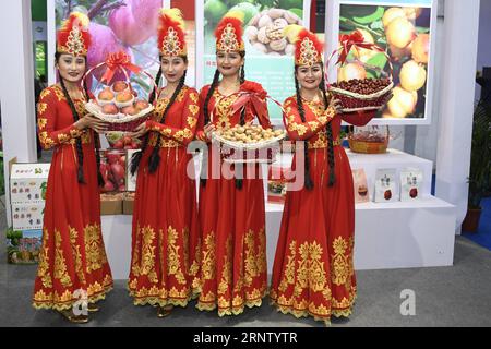 (171125) -- HANGZHOU, Nov. 25, 2017 -- les exposants d'Aksu de la région autonome Uygur du Xinjiang du nord-ouest de la Chine présentent des pommes, des noix et des dattes pendant la foire agricole du Zhejiang au nouveau centre d'exposition agricole du Zhejiang à Hangzhou, province du Zhejiang dans l'est de la Chine, le 24 novembre 2017 Environ 13 000 produits provenant de quelque 1 500 exposants sont exposés lors de ce salon de cinq jours. ) (wsw) CHINE-ZHEJIANG-HANGZHOU-FOIRE AGRICOLE (CN) HuangxZongzhi PUBLICATIONxNOTxINxCHN Banque D'Images