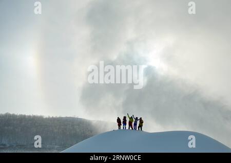 (171126) -- PÉKIN, 26 novembre 2017 -- les touristes s'amusent avec la neige dans la montagne Fenghuang dans la ville de Yakeshi de Hulun Buir, région autonome de Mongolie intérieure du nord de la Chine, 25 novembre 2017. Le festival de glace et de neige de Hulun Buir 2017 a commencé ici samedi. ) XINHUA PHOTO CHOIX HEBDOMADAIRES YuxChangjun PUBLICATIONxNOTxINxCHN Banque D'Images