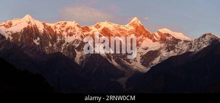 (171126) -- PÉKIN, 26 novembre 2017 -- la photo prise le 17 novembre 2017 montre le mont Namjagbarwa, le plus haut de Nyingchi, dans la région autonome du Tibet du sud-ouest de la Chine. XINHUA PHOTO CHOIX HEBDOMADAIRES JigmexDorje PUBLICATIONxNOTxINxCHN Banque D'Images