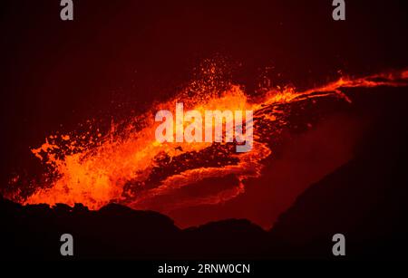 (171126) -- PÉKIN, 26 novembre 2017 -- la photo prise le 20 novembre 2017 montre un lac de lave du volcan Erta Ale dans la région Afar, en Éthiopie. ERTA Ale, un grand volcan bouclier basaltique situé dans la région Afar, est l'un des volcans les plus actifs d'Ethiopie. XINHUA PHOTO CHOIX HEBDOMADAIRES LyuxShuai PUBLICATIONxNOTxINxCHN Banque D'Images