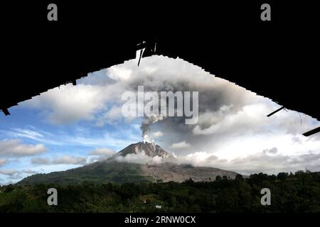 (171126) -- PÉKIN, 26 novembre 2017 -- le mont Sinabung crache des cendres volcaniques vues depuis le village de Tiga Pancur à Karo, Sumatra Nord, Indonésie, le 21 novembre 2017.) XINHUA PHOTO CHOIX HEBDOMADAIRES YTxHaryono PUBLICATIONxNOTxINxCHN Banque D'Images