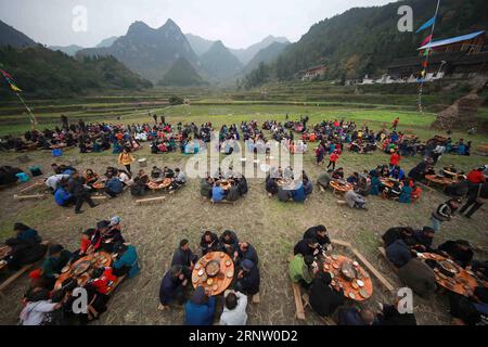 (171126) -- PÉKIN, 26 novembre 2017 -- villageois et touristes profitent d'un banquet dans les champs de chaume du village de Jiaogui de Qiandongnan Miao et de la préfecture autonome de Dong, dans le sud-ouest de la Chine, province du Guizhou, le 19 novembre 2017. Les gens du groupe ethnique Miao se sont réunis ici pour célébrer la récolte avec les visiteurs. ) XINHUA PHOTO CHOIX HEBDOMADAIRES HuangxXiaohai PUBLICATIONxNOTxINxCHN Banque D'Images