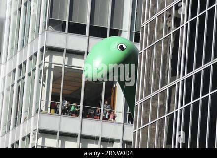 (171126) -- BEIJING, 26 novembre 2017 -- le ballon du Dino de Sinclair est vu lors du défilé du jour de Thanksgiving de Macy 2017 à New York, aux États-Unis, le 23 novembre 2017.) XINHUA PHOTO CHOIX HEBDOMADAIRES WangxYing PUBLICATIONxNOTxINxCHN Banque D'Images