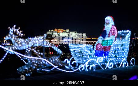 (171126) -- PÉKIN, 26 novembre 2017 -- des lumières décoratives sont allumées lors d'un festival de lumière au parc Nanshan à Lhassa, dans la région autonome du Tibet du sud-ouest de la Chine, le 23 novembre 2017. La zone d'exposition du festival sont environ 30 000 mètres carrés.) XINHUA PHOTO CHOIX HEBDOMADAIRES PurbuxZhaxi PUBLICATIONxNOTxINxCHN Banque D'Images