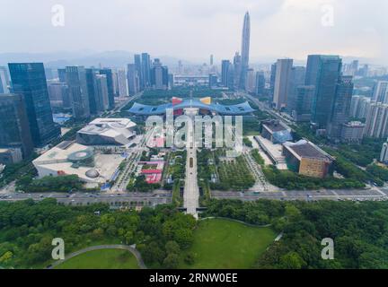 (171126) -- PÉKIN, 26 novembre 2017 -- la photo prise le 12 septembre 2017 montre le centre-ville de Shenzhen, dans la province du Guangdong, dans le sud de la Chine. En tant que l'une des premières zones économiques spéciales de la Chine, Shenzhen a évolué d'un petit village de pêcheurs à une vaste métropole. C'est également un centre de haute technologie en Chine. ) (wsw) (zt) CHINE-GUANGDONG-SHENZHEN-VITALITÉ (CN) LiangxXu PUBLICATIONxNOTxINxCHN Banque D'Images