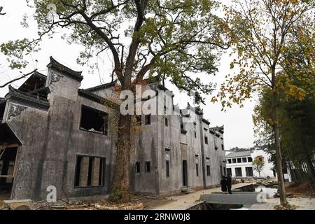 (171126) -- WUYUAN, 26 novembre 2017 -- la photo prise le 24 novembre 2017 montre une ancienne maison en cours de restauration à Wuyuan, dans la province du Jiangxi de l'est de la Chine. Wuyuan, un comté de l'est de la Chine aimé par beaucoup pour sa beauté pastorale, trouve une nouvelle façon de donner une nouvelle vie à des maisons séculaires qui sont tombées en ruine. Les gens peuvent adopter ces bâtiments délabrés et les faire rénover car de nombreux propriétaires manquent de fonds ou de compétences. Certains ont été repensés en hôtels-boutiques élégants recherchés par les voyageurs de partout au pays. Wuyuan a plus de 4 000 maisons anciennes, beaucoup construites sur une période de 6 Banque D'Images