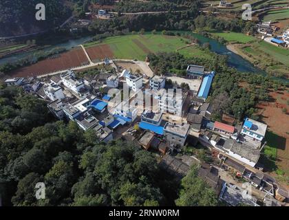 (171127) -- XUNDIAN, 27 novembre 2017 -- la photo prise le 27 novembre 2017 montre la vue du village de Xiangbiling dans le comté de Xundian, province du Yunnan au sud-ouest de la Chine. Les conditions de logement ici se sont grandement améliorées grâce à l'aide du gouvernement local. ) (wyl) CHINA-YUNNAN-XUNDIAN-DWELLING (CN) YangxZongyou PUBLICATIONxNOTxINxCHN Banque D'Images