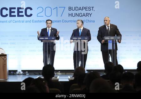 (171127) -- BUDAPEST, 27 novembre 2017 -- le Premier ministre chinois Li Keqiang (à gauche) rencontre la presse avec le Premier ministre hongrois Viktor Orban (à droite) et le Premier ministre bulgare Boyko Borisov après la sixième réunion des chefs de gouvernement de la Chine et de 16 pays d’Europe centrale et orientale à Budapest, Hongrie, le 27 novembre 2017. La Bulgarie accueillera la prochaine réunion des dirigeants 16+1 en 2018. ) (Zhs) HUNGARY-BUDAPEST-CHINA-CEEC-LI KEQIANG-PRESS XiexHuanchi PUBLICATIONxNOTxINxCHN Banque D'Images