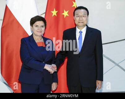 (171127) -- BUDAPEST, le 27 novembre 2017 -- le premier ministre chinois Li Keqiang (R) rencontre la première ministre polonaise Beata Szydlo à Budapest, Hongrie, le 27 novembre 2017.) (Ry) HUNGARY-BUDAPEST-CHINA-LI KEQIANG-MEETING XiexHuanchi PUBLICATIONxNOTxINxCHN Banque D'Images