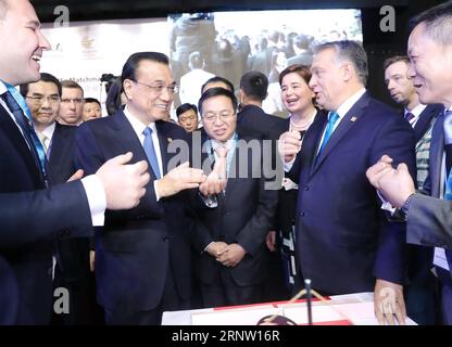 (171127) -- BUDAPEST, 27 novembre 2017 -- le Premier ministre chinois Li Keqiang (2e L, avant) et le Premier ministre hongrois Viktor Orban (2e R, avant) discutent avec des entrepreneurs après avoir assisté à la cérémonie d'ouverture du septième Forum économique et commercial Chine et pays d'Europe centrale et orientale (PECO) à Budapest, Hongrie, le 27 novembre 2017. ) (Ry) HUNGARY-BUDAPEST-CHINA-LI KEQIANG-CEEC-FORUM JuxPeng PUBLICATIONxNOTxINxCHN Banque D'Images