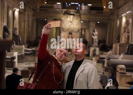 (171128) -- LE CAIRE, 28 novembre 2017 -- des personnes prennent des photos lors de la célébration du 115e anniversaire de la création du Musée égyptien au Caire, en Égypte, le 28 novembre 2017. L'Egypte a célébré mardi le 115e anniversaire de la création du Musée égyptien situé dans le centre-ville du Caire, présentant la plus grande collection de chefs-d'œuvre des artefacts anciens du pays. ÉGYPTE-LE CAIRE-MUSÉE ÉGYPTIEN-LE 115E ANNIVERSAIRE AHMEDXGOMAA PUBLICATIONXNOTXINXCHN Banque D'Images
