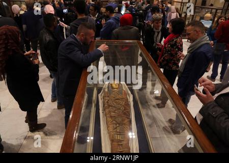 (171128) -- LE CAIRE, 28 novembre 2017 -- visite du Musée égyptien au Caire, Égypte, le 28 novembre 2017. L'Egypte a célébré mardi le 115e anniversaire de la création du Musée égyptien situé dans le centre-ville du Caire, présentant la plus grande collection de chefs-d'œuvre des artefacts anciens du pays. ÉGYPTE-LE CAIRE-MUSÉE ÉGYPTIEN-LE 115E ANNIVERSAIRE AHMEDXGOMAA PUBLICATIONXNOTXINXCHN Banque D'Images