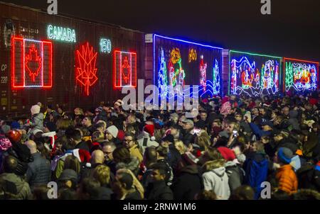 (171129) -- TORONTO, le 29 novembre 2017 -- des gens visitent le train des fêtes du canadien Pacifique 2017 à Toronto, Canada, le 28 novembre 2017. Avec ses 14 wagons aux couleurs vives, le train des fêtes CP relie Montréal à Vancouver pour célébrer les fêtes avec les communautés locales en novembre et décembre. )(gj) CANADA-TORONTO-HOLIDAY TRAIN ZouxZheng PUBLICATIONxNOTxINxCHN Banque D'Images