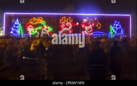 (171129) -- TORONTO, le 29 novembre 2017 -- des gens visitent le train des fêtes du canadien Pacifique 2017 à Toronto, Canada, le 28 novembre 2017. Avec ses 14 wagons aux couleurs vives, le train des fêtes CP relie Montréal à Vancouver pour célébrer les fêtes avec les communautés locales en novembre et décembre. )(gj) CANADA-TORONTO-HOLIDAY TRAIN ZouxZheng PUBLICATIONxNOTxINxCHN Banque D'Images