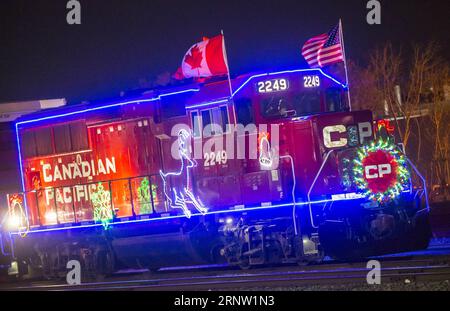 (171129) -- TORONTO, le 29 nov. 2017 -- Une locomotive du train des fêtes du canadien Pacifique 2017, décorée de centaines de lumières DEL conçues pour les fêtes, est vue à Toronto, Canada, le 28 nov. 2017. Avec ses 14 wagons aux couleurs vives, le train des fêtes CP relie Montréal à Vancouver pour célébrer les fêtes avec les communautés locales en novembre et décembre. )(gj) CANADA-TORONTO-HOLIDAY TRAIN ZouxZheng PUBLICATIONxNOTxINxCHN Banque D'Images