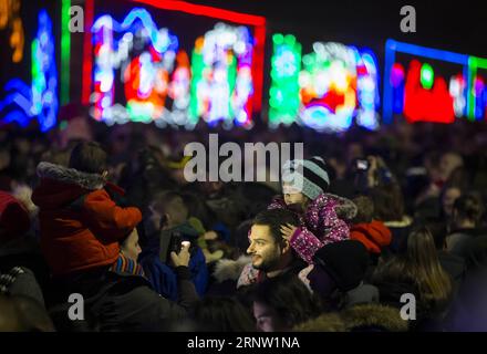 (171129) -- TORONTO, le 29 novembre 2017 -- des gens visitent le train des fêtes du canadien Pacifique 2017 à Toronto, Canada, le 28 novembre 2017. Avec ses 14 wagons aux couleurs vives, le train des fêtes CP relie Montréal à Vancouver pour célébrer les fêtes avec les communautés locales en novembre et décembre. )(gj) CANADA-TORONTO-HOLIDAY TRAIN ZouxZheng PUBLICATIONxNOTxINxCHN Banque D'Images