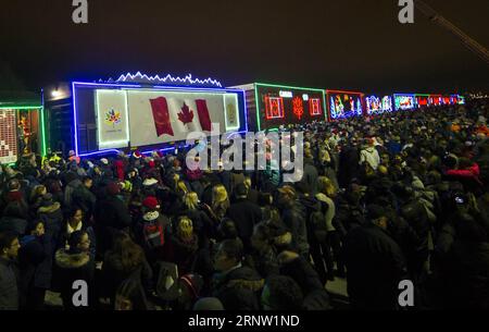 (171129) -- TORONTO, le 29 novembre 2017 -- des gens visitent le train des fêtes du canadien Pacifique 2017 à Toronto, Canada, le 28 novembre 2017. Avec ses 14 wagons aux couleurs vives, le train des fêtes CP relie Montréal à Vancouver pour célébrer les fêtes avec les communautés locales en novembre et décembre. )(gj) CANADA-TORONTO-HOLIDAY TRAIN ZouxZheng PUBLICATIONxNOTxINxCHN Banque D'Images