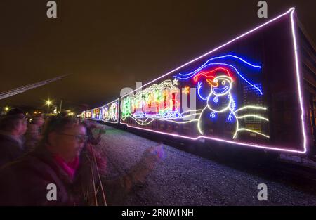 (171129) -- TORONTO, le 29 novembre 2017 -- des gens visitent le train des fêtes du canadien Pacifique 2017 à Toronto, Canada, le 28 novembre 2017. Avec ses 14 wagons aux couleurs vives, le train des fêtes CP relie Montréal à Vancouver pour célébrer les fêtes avec les communautés locales en novembre et décembre. )(gj) CANADA-TORONTO-HOLIDAY TRAIN ZouxZheng PUBLICATIONxNOTxINxCHN Banque D'Images