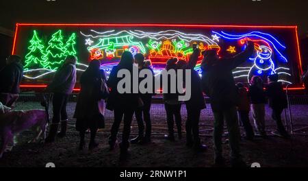 (171129) -- TORONTO, le 29 novembre 2017 -- des gens visitent le train des fêtes du canadien Pacifique 2017 à Toronto, Canada, le 28 novembre 2017. Avec ses 14 wagons aux couleurs vives, le train des fêtes CP relie Montréal à Vancouver pour célébrer les fêtes avec les communautés locales en novembre et décembre. )(gj) CANADA-TORONTO-HOLIDAY TRAIN ZouxZheng PUBLICATIONxNOTxINxCHN Banque D'Images