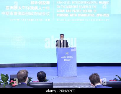 (171130) -- BEIJING, 30 novembre 2017 -- Wang Yong, conseiller d'État chinois, donne lecture d'une lettre de félicitations du président chinois Xi Jinping lors de la cérémonie d'ouverture de la Réunion intergouvernementale de haut niveau sur l'examen à mi-parcours de la Décennie Asie-Pacifique pour les personnes handicapées (2013-2022), à Beijing, capitale de la Chine, le 30 novembre 2017. (zkr) CHINA-BEIJING-WANG YONG-MEETING (CN) ZhangxLing PUBLICATIONxNOTxINxCHN Banque D'Images